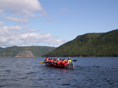 En rabaska sur les eaux de la baie &Eacute;ternit&eacute;